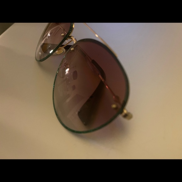 Mens Gucci sunglasses with green rims - Picture 4 of 4